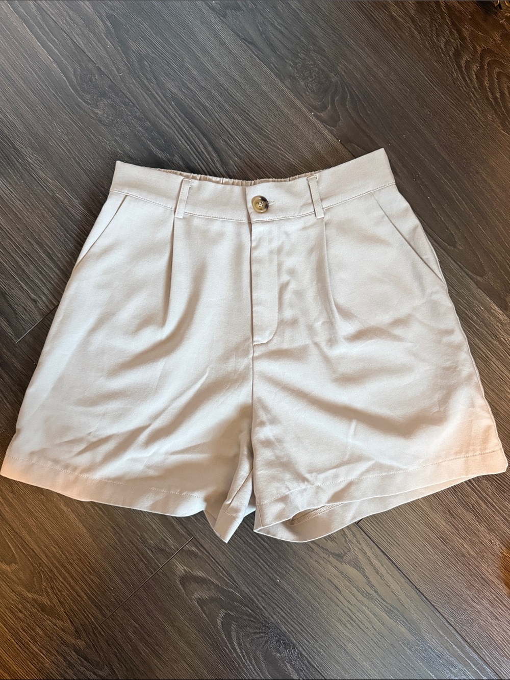 High-Waist Pleated Women’s Shorts in Light Beige/Pale Grey